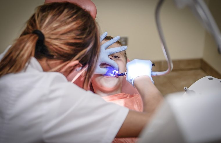 Como tratar a erosão dentária