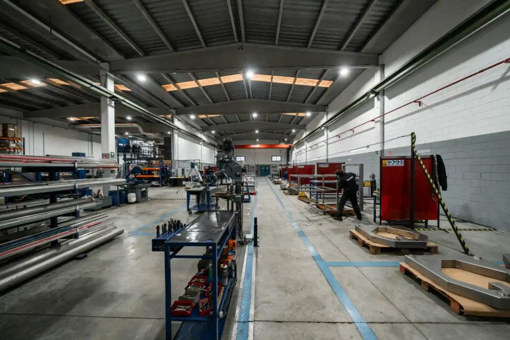 Interior de ambiente industrial com materiais de isolamento e revestimento, destacando conforto, segurança e desempenho para ambientes industriais.