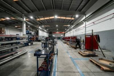 Interior de ambiente industrial com materiais de isolamento e revestimento, destacando conforto, segurança e desempenho para ambientes industriais.