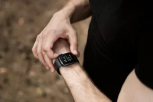 Pessoa verificando dados de saúde em um smartwatch, destacando a tecnologia vestível para monitoramento de saúde e fitness.