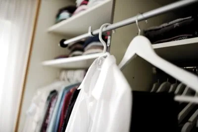 como montar um guarda-roupa masculino versátil usando camisas